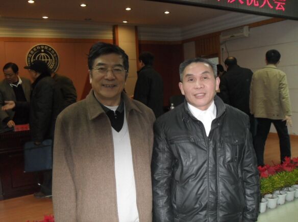 李穆与原省人大常委戴君惕先生在省科普作协成立30周年大会合影