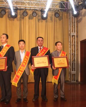 李穆在领奖台